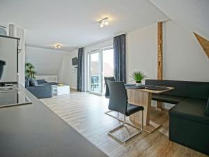 MönkebudeにあるLarge holiday home with roof terrace and big garden with lounge area and grillのリビングルーム(テーブル、ソファ付)
