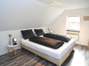 1 Schlafzimmer mit 2 Betten und einem Fenster in der Unterkunft Modern holiday home in Hessen with private terrace in Trubenhausen
