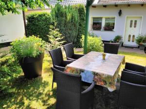 una mesa y sillas en un patio con una casa en Spacious Holiday Home in Sommerfeld near Lake, en Kremmen