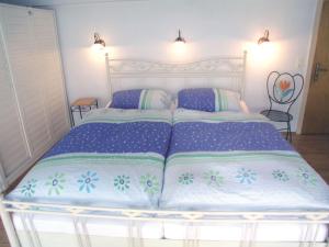 シーダー・シュヴァレンベルクにあるComfortable holiday home in the Weser Uplands with saunaのベッドルーム1室(大型ベッド1台、青いシーツ付)