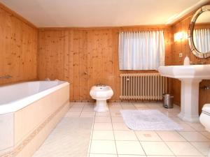 シーダー・シュヴァレンベルクにあるComfortable holiday home in the Weser Uplands with saunaのバスルーム(バスタブ、トイレ、シンク付)