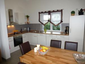 Dapur atau dapur kecil di Cozy Holiday Home in Willersdorf with Pond