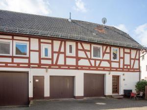 a half timbered house with two garages at Wohnung in Battenberg nahe Winterberg Skigebiet in Battenberg