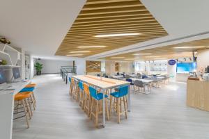 上海古北智选假日酒店餐厅或其他用餐的地方