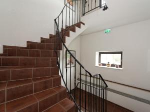 una escalera en una casa con suelo de madera y ventana en Spacious holiday home in the Ore Mountains en Deutschneudorf