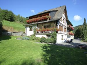ein Haus mit Blumenkästen an der Seite in der Unterkunft Apartment in Oberkirchen near Winterberg Skiing in Schmallenberg