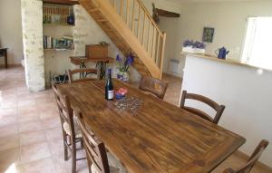 Η κουζίνα ή μικρή κουζίνα στο 3 Bedroom Cozy Home In La Jonchere