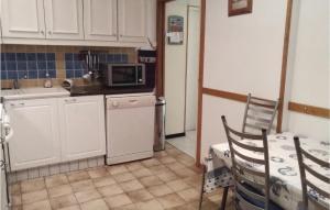 Η κουζίνα ή μικρή κουζίνα στο Nice Apartment In La Tranche Sur Mer