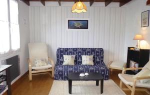 アヌヴィル・シュル・メールにある2 Bedroom Amazing Home In Anneville Sur Merのリビングルーム(ソファ、椅子付)
