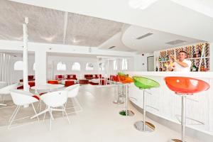 אזור ישיבה ב-Grupotel Ibiza Beach Resort - Adults Only