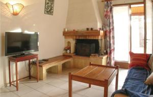 ラ・トランシュ・シュル・メールにある3 Bedroom Gorgeous Home In La Tranche Sur Merのリビングルーム(テレビ、暖炉付)