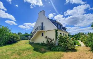 コンカルノーにあるAmazing Apartment In Concarneau With Wifiの野原の上に建つ白屋根