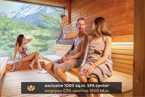 SPA Resort St Ivan Rilski - Halfboard & All Inclusive في بانسكو: مجموعة من الناس يجلسون في الساونا