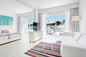 אזור ישיבה ב-Grupotel Ibiza Beach Resort - Adults Only