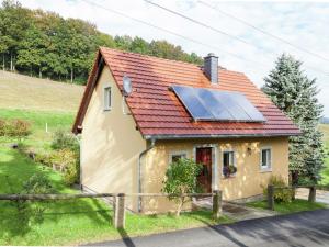 ホーンシュタインにあるCharming Holiday Home in Hohnstein ot Lohsdorfの屋根に太陽光パネルを設けた家