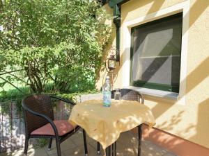 einen Tisch und Stühle auf einem Balkon mit Fenster in der Unterkunft Apartment in Saxony with terrace in Scheibenberg