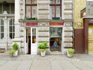 una tienda con macetas delante de un edificio en Apartment in Kreuzberg with internet, en Berlín