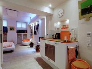 cocina con fregadero y bañera en una habitación en Apartment in Kreuzberg with internet, en Berlín