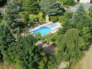 einen Blick über den Pool im Garten in der Unterkunft Holiday home right in the heart of Saxon Switzerland with garden pool and amazing view in Mittelndorf