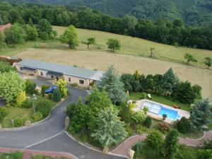 eine Luftansicht eines Hauses mit Pool in der Unterkunft Holiday home right in the heart of Saxon Switzerland with garden pool and amazing view in Mittelndorf
