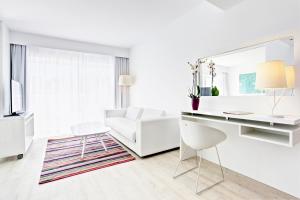 תמונה מהגלריה של Grupotel Ibiza Beach Resort - Adults Only בפורטינטקס