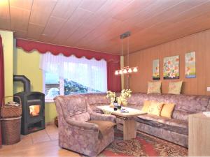 - un salon avec un canapé et une cheminée dans l'établissement Vintage Holiday Home in Trieb with Terrace, à Trieb
