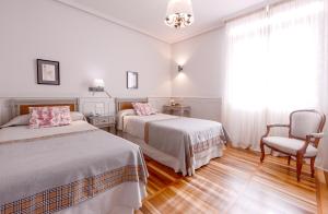 Postel nebo postele na pokoji v ubytování Hotel Alcazar Irun
