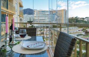 stół z lampką wina na balkonie w obiekcie Cozy Apartment In Fuengirola With Wifi w mieście Fuengirola