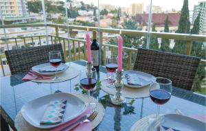 stół z kieliszkami czerwonego wina na balkonie w obiekcie Cozy Apartment In Fuengirola With Wifi w mieście Fuengirola