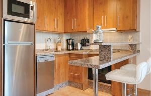 Kuchnia lub aneks kuchenny w obiekcie Cozy Apartment In Fuengirola With Wifi