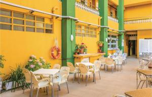マルグラット・デ・マルにあるAwesome Apartment In Malgrat De Mar With 1 Bedrooms And Outdoor Swimming Poolの黄色の壁のレストラン