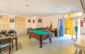 マルグラット・デ・マルにあるAwesome Apartment In Malgrat De Mar With 1 Bedrooms And Outdoor Swimming Poolのリビングルーム(ビリヤード台付)