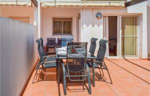 stół i krzesła na patio w obiekcie Nice Apartment In Alhama De Murcia w mieście El Romero