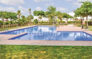 El RomeroにあるAwesome Apartment In Alhama De Murcia With Wifi, Outdoor Swimming Pool And Swimming Poolの木々が茂る公園内のスイミングプール