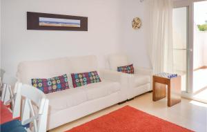 Biały salon z białą kanapą i stołem w obiekcie Nice Apartment In Alhama De Murcia w mieście El Romero +20 zdjęć
