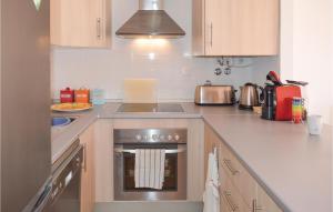 Kuchnia lub aneks kuchenny w obiekcie Nice Apartment In Alhama De Murcia