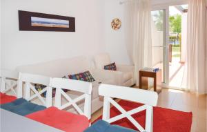 salon z białą kanapą i krzesłami w obiekcie Nice Apartment In Alhama De Murcia w mieście El Romero