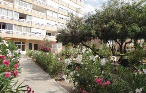 トレビエハにあるBeautiful Apartment In Torrevieja With 1 Bedrooms And Wifiの花の咲く建物の前の庭