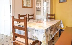 アロマンシュ・レ・バンにあるNice Home In Arromanches-les-bains With 2 Bedroomsのダイニングルームテーブル(テーブルクロス付)