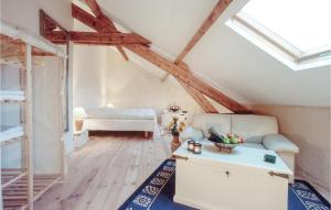 sala de estar con techo abovedado con vigas en Amazing Home In Ardentes With 7 Bedrooms And Outdoor Swimming Pool, en Bonnet