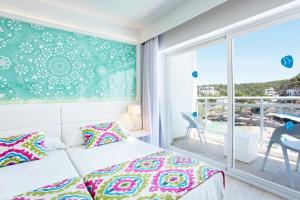 מיטה או מיטות בחדר ב-Grupotel Ibiza Beach Resort - Adults Only
