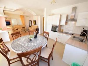 une cuisine et un salon avec une table et des chaises dans l'établissement Apartment Mila, à Jesenice