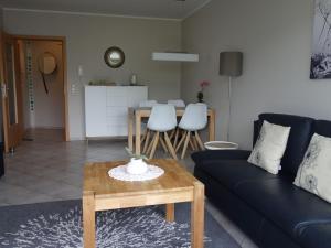 ein Wohnzimmer mit einem Sofa und einem Tisch in der Unterkunft Apartment in Willingen with terrace in Willingen
