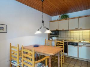 ザンクト・アンドレーアスベルクにあるElite Apartment in Sankt Andreasberg near Ski Areaのキッチン(木製テーブル、椅子付)