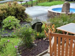 un giardino con mangiatoia per uccelli in un cortile di Mountain view Apartment in Mullenborn Garden a Gerolstein