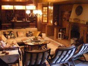 ein Wohnzimmer mit einem Sofa und einem Tisch in der Unterkunft Holiday home in Herzlake with garden in Herzlake