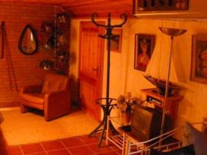 ein Wohnzimmer mit einem TV und einem Sofa in der Unterkunft Holiday home in Herzlake with garden in Herzlake