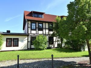 uma grande casa branca com um telhado vermelho em Classic holiday home in the Harz Mountains em Ilsenburg