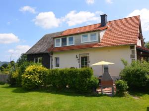 StormbruchにあるWohnung in Stormbruch nahe dem Skigebietの中庭の傘椅子