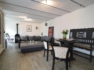 ein Wohnzimmer mit einem Sofa und einem Tisch in der Unterkunft Romantic ground floor apartment for 2 people in Immerath